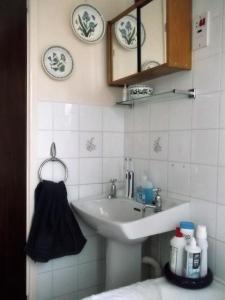 een badkamer met een wastafel en een zwarte handdoek bij Freshwater Bay, 138 in Hodgeston
