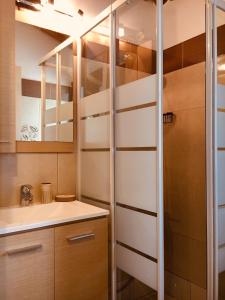 uma casa de banho com um lavatório e um chuveiro em Ilaeira Mountain Resort em Tóriza