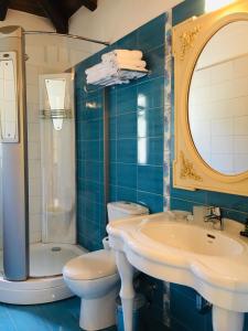 a bathroom with a sink and a toilet and a mirror at Ilaeira Mountain Resort in Tóriza