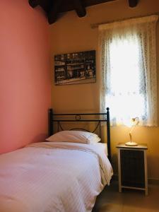 Tóriza的住宿－伊拉艾拉避暑山莊酒店，一间卧室设有一张床和一个窗口