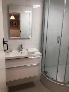 A bathroom at The Clifden Arms B&B