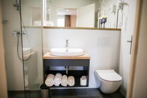 ein Badezimmer mit Waschbecken und Toilette in der Unterkunft Ambient Hotel in Domžale + 26 Fotos