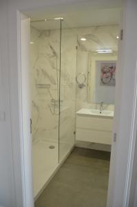 Et badeværelse på Edificio Charles 301 + 22 billeder