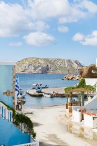 Blick auf einen Hafen mit einem Boot im Wasser in der Unterkunft Finiki Studios in Karpathos