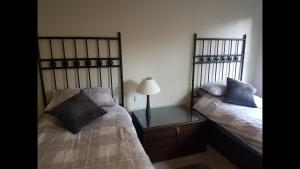 1 dormitorio con 2 camas y una lámpara en una mesa en Luxury 2Bedroom Lodge en Auchterarder