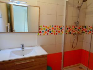 La salle de bains est pourvue d'un lavabo et d'une douche. dans l'établissement Residence du Fou, à Trévou-Tréguignec