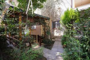Zahrada ubytování Pine-Tree Apt w/ Private Garden 50 m from the Sea