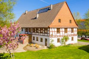 a large white house with a gambrel roof at Ferienwohnung Kapellenhof in Herdwangen-Schönach