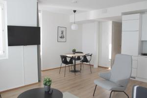 Forenom Serviced Apartments Rovaniemi Valtakatu tesisinde bir televizyon ve/veya eğlence merkezi