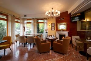 ein Esszimmer mit Tisch und Stühlen und einem Kamin in der Unterkunft Hotel Bartan Gdansk Seaside in Danzig