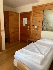 Posteľ alebo postele v izbe v ubytovaní Albergo Tuenno