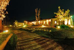 鹿谷的住宿－騰芳居禪之民宿，夜晚的房子,前面有灯