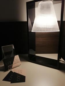 ein Licht neben einem Spiegel und eine Box in der Unterkunft BARI 102 in Bari