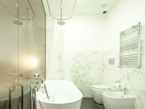 A bathroom at Holidays Suites Navona