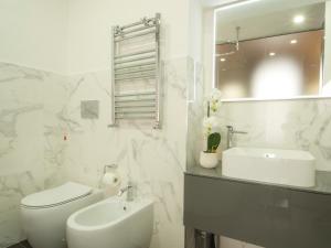 A bathroom at Holidays Suites Navona