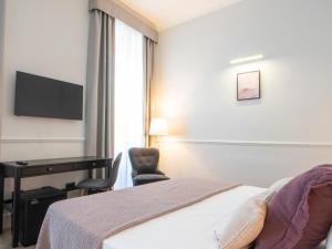A bed or beds in a room at Holidays Suites Navona