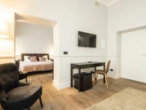 A television and/or entertainment centre at Holidays Suites Navona