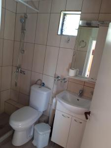 Koupelna v ubytování Hotel Neos Matala