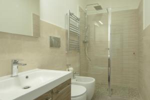 A bathroom at Holidays Suites Navona