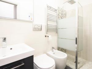 A bathroom at Holidays Suites Navona