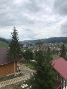 Nespecifikovaný výhled na hory nebo výhled na hory při pohledu z penzionu
