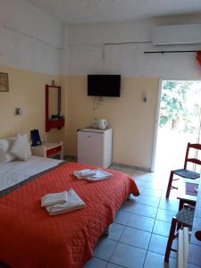 Postel nebo postele na pokoji v ubytování Hotel Neos Matala + 37 fotografií