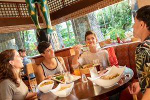 Hóspedes ficando em Universal's Loews Royal Pacific Resort