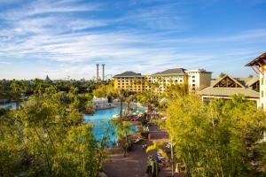A piscina localizada em Universal's Loews Royal Pacific Resort ou nos arredores
