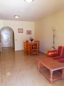 - un salon avec un canapé et une table dans l'établissement Apartamentos Parque Carolina, à Costa del Silencio