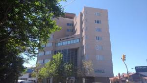 un edificio de apartamentos en medio de una calle en Unit Santa Rosa en Santa Rosa