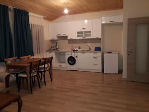 uma cozinha e sala de jantar com mesa e cadeiras em salegan apart em Uzungol