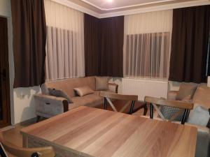 uma sala de estar com uma mesa e cadeiras e um sofá em salegan apart em Uzungol