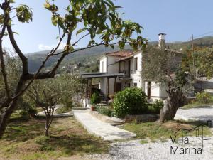 uma villa com vista para a casa em Villa Marina, Βίλλα Μαρίνα em Milies