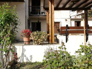 une terrasse couverte avec deux plantes en pot sur un bâtiment dans l'établissement Villa Marina, Βίλλα Μαρίνα, à Milies