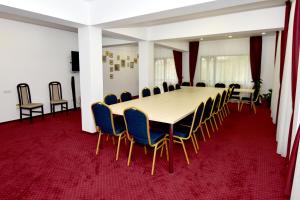 una sala de conferencias con una mesa larga y sillas en Casa Tad, en Buşteni