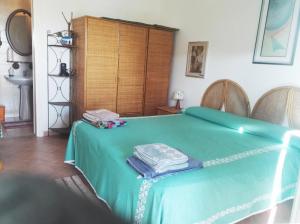 Кровать или кровати в номере Villetta fiorita a Conca Specchiulla