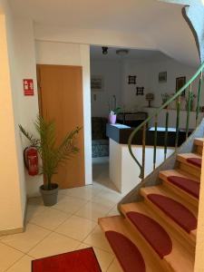 sala de estar con escalera y sala de estar en Ferienhaus Nathalie Leser, en Baden-Baden