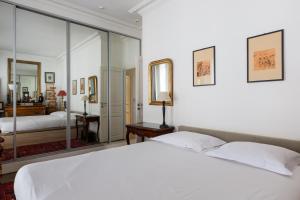 Una cama o camas en una habitación de Veeve - Moments From Monet