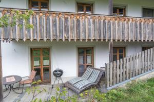 een veranda met stoelen en een houten balkon bij Balsnhof in Chamerau