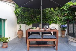 Patio alebo iná vonkajšia časť ubytovania Le stanze di Carla! Bagno privato, cucina in comune
