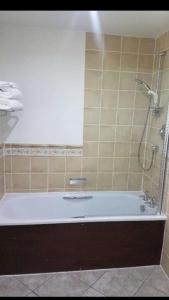 y baño con bañera y ducha. en Luxury 2Bedroom Lodge en Auchterarder