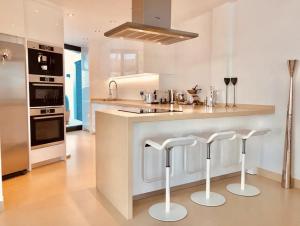 Кухня или мини-кухня в Luxuriöses Apartment in Benidorm mit Pool
 +3 фотографии