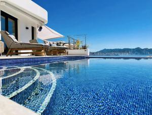 Бассейн в Luxuriöses Apartment in Benidorm mit Pool или поблизости