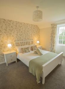 Tempat tidur dalam kamar di Branxholme Castle (East Wing Cottage)