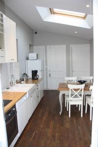 Kuchyň nebo kuchyňský kout v ubytování Maison Cornic