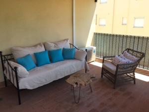 - un salon avec un canapé et une chaise dans l'établissement Apartamento Los Pinares, à Chipiona