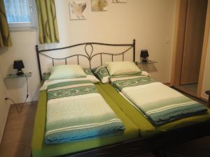 Postel nebo postele na pokoji v ubytování Ferienwohnung Aquileia