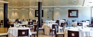 A restaurant or other place to eat at Oca Palacio De La Llorea Hotel & Spa