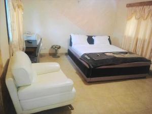Een bed of bedden in een kamer bij Meka Hotel