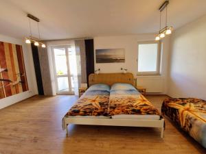 a bedroom with a bed and two windows at Ferienwohnung Achtern Diek, inklusive Strandkorb und Stellplatz in Warnemünde